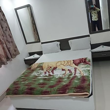 Hotel Shri Sai Darshan Širdi Exteriér fotografie
